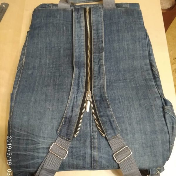 Оригинальный рюкзак из старых джинсов